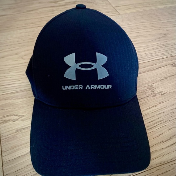Under Armour Black Cap with Silver Logo Medium/Large and XL/XXL - Picture 2 of 4